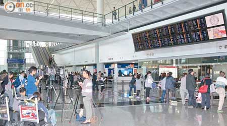 吾爾開希抵港「反轉」香港機場接近六小時，期間吸引大批中外傳媒到機場採訪。（何仲軒攝）