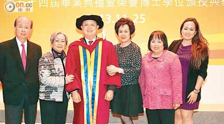 黃英豪（左三）獲頒博士，爸爸黃乾亨及媽媽（左一、二）都嚟支持，撐場嘅仲有女兒（右起）、妹妹同太太。