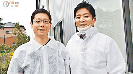 日本食品工場廠長（右）帶黃傑龍（左）參觀工場。（被訪者提供）