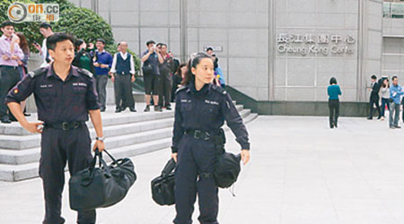警方爆炸品處理課人員到長江中心協查。