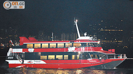 遇事的噴射船被拖回上環港澳碼頭。（張曉楠攝）