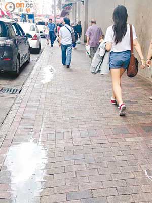 深水埗基隆街行人路面呈現凹陷，積水處處。
