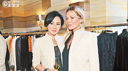 國際級名模Kate Moss（右）分文不收以朋友身份來港任剪綵嘉賓，身為老闆之一嘅影星劉嘉玲（左）熱情地招待。