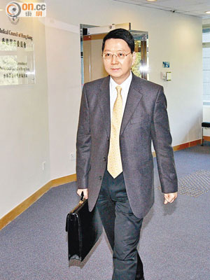 吳維昌昨出席醫委會聆訊，被裁定四項專業失德罪名不成立。
