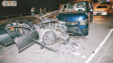 私家車與客貨車迎頭相撞，均嚴重損毀。（馮裕亨攝）