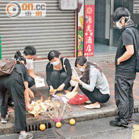 阿香家人於事發的時鐘酒店外燃燒冥鏹拜祭。