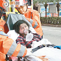 傷者送院時須以氧氣罩協助呼吸。