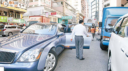 劉鑾雄乘坐的座駕在行車線停車，有關行為違反交通條例。