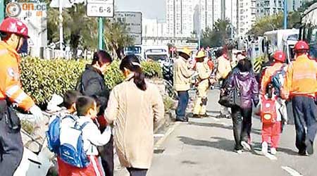 肇事旅遊巴載有多名幼稚園學童。（黃君堡攝）