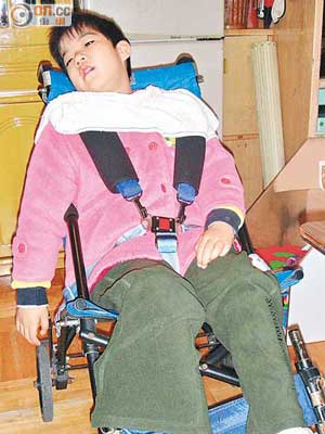 湘怡因患痙攣性四肢癱瘓，無法站立，須向學校借用輪椅代步。