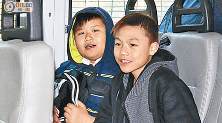 失蹤男童吳柏誠（左）和黃浩暉（右）由警車接走。