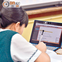 教育局的「電子學習試驗計劃」資助六十一間「先導學校」推行電子教學。