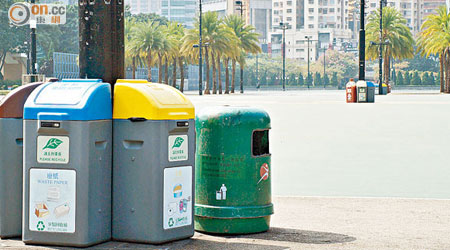維園環保回收箱被指數量過多，短短一段路已見有多組回收箱。