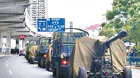 去年九一八當日，軍方調動火炮進入上海市區。（互聯網圖片）