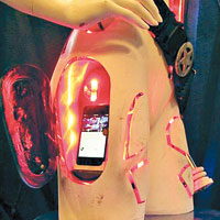 手機插座位於女機械人的大腿內。（互聯網圖片）