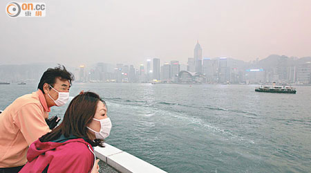 天氣變幻，市民小心着涼。（陸智豪攝）