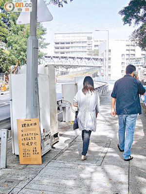 行人路遭佔用堆放回收電器。