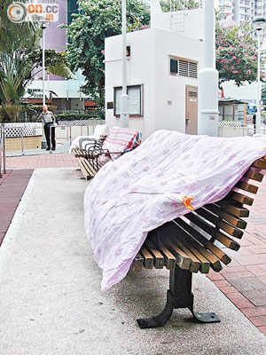 公園長椅設施被佔用曬被，阻礙市民使用。