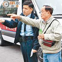 遇劫東主向警員講述經過。