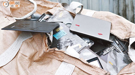 元朗一個回收場外，堆滿拆件後的電腦零件。