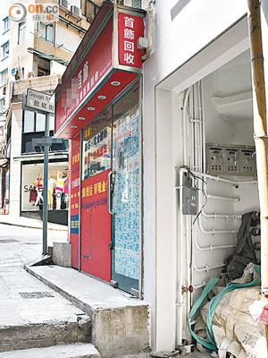 歌賦街有店舖招牌未符標準需拆除。