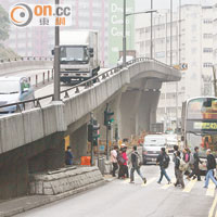 荃灣<br>德士古道行車天橋底有行人過路線。（高偉明攝）