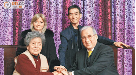李俊的妻子（前左）及李鵬智（後右）向托馬斯夫婦致謝，並悼念南京大屠殺的死難者。（梁鵬威攝）