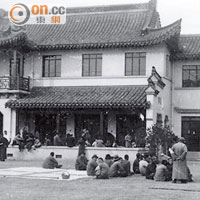 南京的國際安全區收容了廿五萬名中國人，免受日軍侵犯。