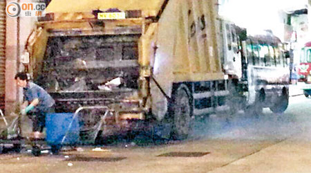 垃圾車在停泊期間不斷噴出難聞黑煙。（讀者提供）