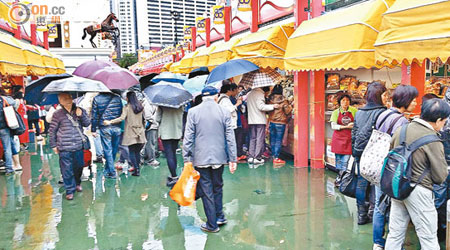 受天雨影響，工展會人流疏落。（蘇文傑攝）