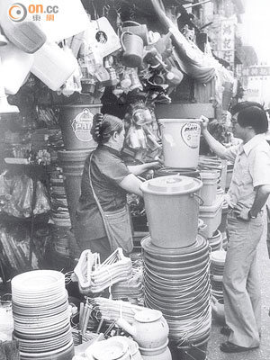 在制水期間，不少市民購買水桶使用。（黑白圖片）