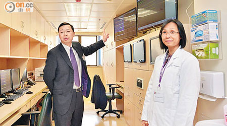 陳德章（左）指，一期臨床研究中心設廿四小時的病人心電圖監測設備。（蕭毅攝）
