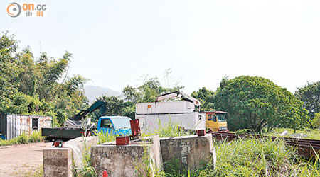 洪水橋田心村有政府土地遭佔用擺放建築材料。