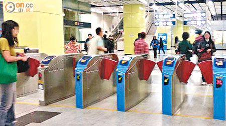 接受磁帶車票的入閘機（左）未能使用，其他入閘機則只接受八達通入閘。（讀者提供）