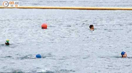 深水灣泳灘昨晨有泳客不畏寒冷游早水。 (呂浩峰攝)