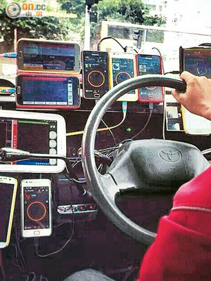 的士「折扣黨」近年借助智能手機應用程式做生意，車頭擺滿智能手機或平板電腦。