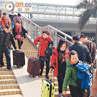 十多名團友帶同行李經皇崗口岸離港返深圳。（兩岸組記者深圳傳真）