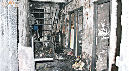 發生火警劏房單位嚴重焚毀，但仍可見到其間隔。（戴展邦攝）