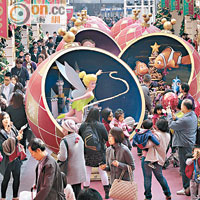 平安夜多區舉行大型慶祝活動，讓市民歡度佳節。