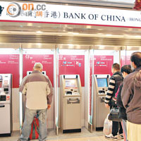 中國銀行(香港)在元朗的分行，自助存鈔機運作如常。（文健雄攝）