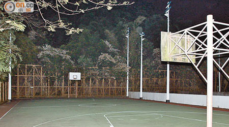 事發籃球場夜晚無人使用時不會開燈。（資料圖片）