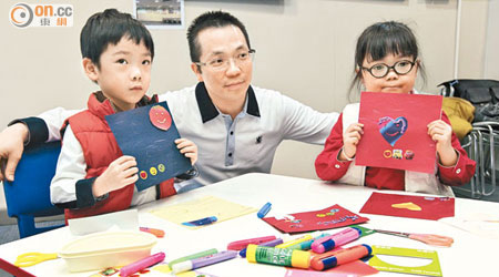 李先生（中）的龍鳳胎子女柏漮（左）和穎俞（右）已五歲，與同齡兒童一樣活潑可愛。