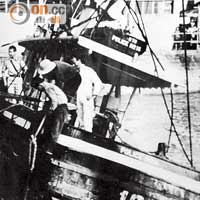 六七年暴動蔓延長洲，一艘水警輪被炸沉，郭家榮（左一）當時登船調查。（黑白圖片）