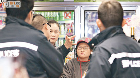 店舖經理及女職員（右三、右二）協助警員調查。（葉嘉文攝）