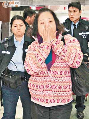 涉案珠寶行女職員被帶署調查。（許錦雄攝）