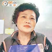 凍肉店 姓李女職員：以後只接收熟客支付的金牛。（曾志恒攝）