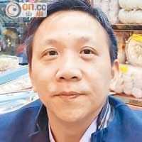 海味店 許先生：照收一千元鈔票，但會憑經驗「摸真啲」、「假嘅應該會分得出」。（吳欽旺攝）