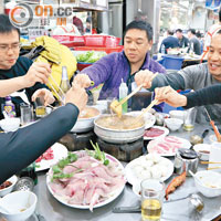 天氣寒冷，打邊爐成為市民晚膳首選。（林振華攝）