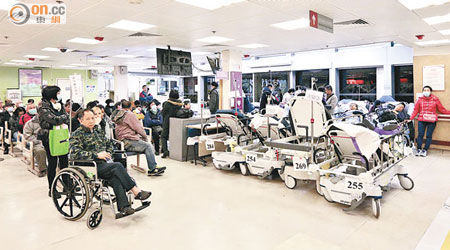 伊院內科病房近日爆滿，大批病人須在急症室輪候上病房。（蘇文傑攝）