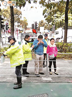 涉踏單車撞傷警員男子（箭嘴示）因驚慌痛哭。（梁兆祥攝）